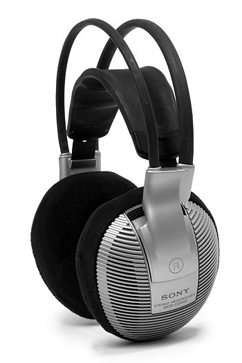English: A pair of Sony MDR-CD580 headphones, ...