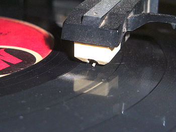 English: Spike turntable on a vinyl record. Es...