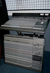 Mackie Tops Behringer - Ottawa 01 08