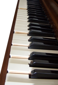en : A player piano in action performing a pia...