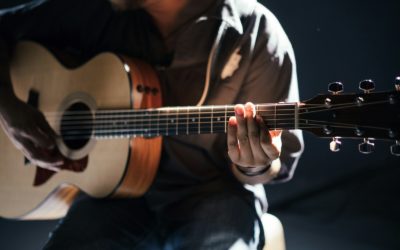 Acoustic Guitar vs Electric Guitar: The Power of Solo Performances